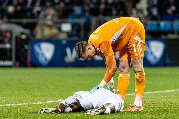 2. Fußball Bundesliga: VfL Bochum - 1. FC Nürnberg; 20.02.2026 Rabby Nzingoula (1. FC Nürnberg, 22) auf dem Rasen nach der Verletzung, Jan Reichert (1. FC Nürnberg, 1) 2. Fußball Bundesliga: VfL Bochum - 1. FC Nürnberg; Vonovia-Ruhrstadion, Bochum; 20.02.2026 DFL regulations prohibit any use of photographs as image sequences and or quasi video.
