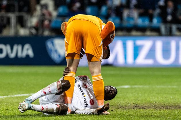 2. Fußball Bundesliga: VfL Bochum - 1. FC Nürnberg; 20.02.2026 Rabby Nzingoula (1. FC Nürnberg, 22) auf dem Rasen nach der Verletzung, Jan Reichert (1. FC Nürnberg, 1) 2. Fußball Bundesliga: VfL Bochum - 1. FC Nürnberg; Vonovia-Ruhrstadion, Bochum; 20.02.2026 DFL regulations prohibit any use of photographs as image sequences and or quasi video.