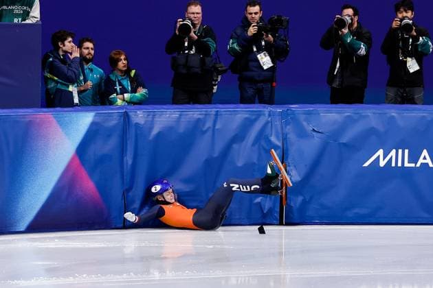 MILAN , 20-02-2026 , Milano Ice Skating Arena , Olympic Winter games, Winterspiele,Spiele, Summer games 2026 - Short Track 20-02 Women 1500m Semifinals , Picture shows Xandra Velzeboer fall Olympic Winter Games 2026 - Short Track 20-02  x201765974x Copyright: