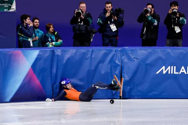 MILAN , 20-02-2026 , Milano Ice Skating Arena , Olympic Winter games, Winterspiele,Spiele, Summer games 2026 - Short Track 20-02 Women 1500m Semifinals , Picture shows Xandra Velzeboer fall Olympic Winter Games 2026 - Short Track 20-02  x201765987x Copyright: