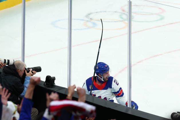 February 20, 2026, Milan, Lombardy, Italy: DYLAN LARKIN of USA scores his side s first goal in the semifinal game between Team United States (USA) and Team Slovakia (SVK) at the Milano Cortina 2026 Olympic Games, Olympische Spiele, Olympia, OS Olympics 2026: Milano Cortina: Ice hockey, Eishockey Men s Semifinal: USA:SVK  - ZUMAc179 20260220_oly_c179_125 Copyright: xMickaelxChavetx