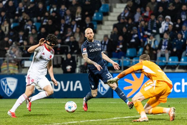 2. Fußball Bundesliga: VfL Bochum - 1. FC Nürnberg; 20.02.2026 Philipp Hofmann (VfL Bochum, 33), Fabio Gruber (1. FC Nürnberg, 4), Jan Reichert (1. FC Nürnberg, 1) 2. Fußball Bundesliga: VfL Bochum - 1. FC Nürnberg; Vonovia-Ruhrstadion, Bochum; 20.02.2026 DFL regulations prohibit any use of photographs as image sequences and or quasi video.