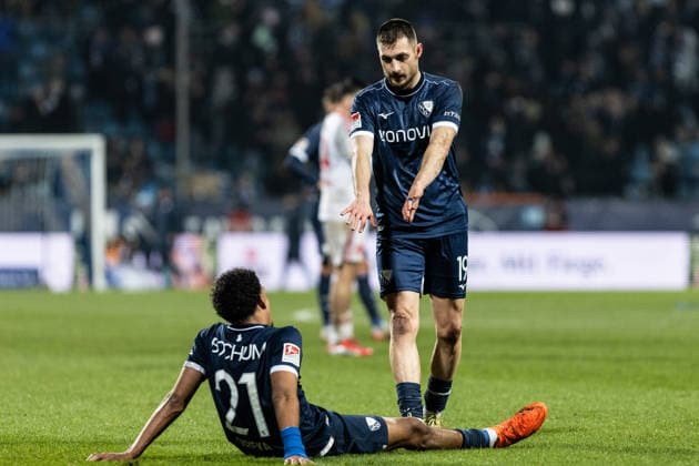 2. Fußball Bundesliga: VfL Bochum - 1. FC Nürnberg; 20.02.2026 Francis Onyeka (VfL Bochum, 21), Matus Bero (VfL Bochum, 19) 2. Fußball Bundesliga: VfL Bochum - 1. FC Nürnberg; Vonovia-Ruhrstadion, Bochum; 20.02.2026 DFL regulations prohibit any use of photographs as image sequences and or quasi video.