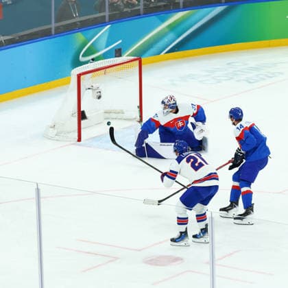 February 20, 2026, Milan, Lombardy, Italy: DYLAN LARKIN of USA scores his side s first goal in the semifinal game between Team United States (USA) and Team Slovakia (SVK) at the Milano Cortina 2026 Olympic Games, Olympische Spiele, Olympia, OS Olympics 2026: Milano Cortina: Ice hockey, Eishockey Men s Semifinal: USA:SVK  - ZUMAc179 20260220_oly_c179_126 Copyright: xMickaelxChavetx