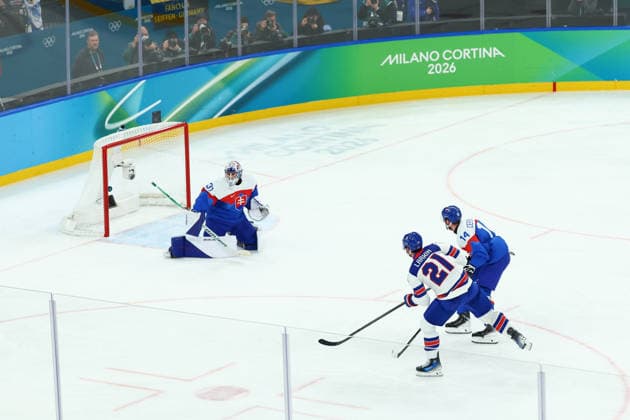 February 20, 2026, Milan, Lombardy, Italy: DYLAN LARKIN of USA scores his side s first goal in the semifinal game between Team United States (USA) and Team Slovakia (SVK) at the Milano Cortina 2026 Olympic Games, Olympische Spiele, Olympia, OS Olympics 2026: Milano Cortina: Ice hockey, Eishockey Men s Semifinal: USA:SVK  - ZUMAc179 20260220_oly_c179_128 Copyright: xMickaelxChavetx