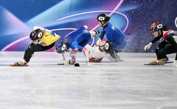 (260220) -- MILAN, Feb. 20, 2026 -- Kristen Santos-Griswold (2nd L) of the United States, Kamila Sellier (3rd L) of Poland, and Arianna Fontana of Italy fall during the short track Speed skating, Eisschnelllauf women s 1500m quarterfinal at the Milan-Cortina 2026 Olympic Winter games, Winterspiele,Spiele, Summer games in Milan, Italy, Feb. 20, 2026. ) (MICO2026)ITALY-MILAN-OLYMPIC WINTER GAMES-SHORT TRACK SPEED SKATING-WOMEN S 1500M-QUARTERFINALS ChengxMin 