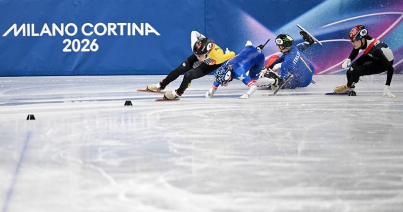 (260220) -- MILAN, Feb. 20, 2026 -- Kristen Santos-Griswold (2nd L) of the United States, Kamila Sellier (3rd L) of Poland, and Arianna Fontana of Italy fall during the short track Speed skating, Eisschnelllauf women s 1500m quarterfinal at the Milan-Cortina 2026 Olympic Winter games, Winterspiele,Spiele, Summer games in Milan, Italy, Feb. 20, 2026. ) (MICO2026)ITALY-MILAN-OLYMPIC WINTER GAMES-SHORT TRACK SPEED SKATING-WOMEN S 1500M-QUARTERFINALS ChengxMin 