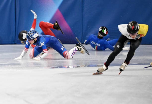 (260220) -- MILAN, Feb. 20, 2026 -- Kristen Santos-Griswold (1st L) of the United States, Kamila Sellier (2nd L) of Poland, and Arianna Fontana of Italy fall during the short track Speed skating, Eisschnelllauf women s 1500m quarterfinal at the Milan-Cortina 2026 Olympic Winter games, Winterspiele,Spiele, Summer games in Milan, Italy, Feb. 20, 2026. ) (MICO2026)ITALY-MILAN-OLYMPIC WINTER GAMES-SHORT TRACK SPEED SKATING-WOMEN S 1500M-QUARTERFINALS ChengxMin 