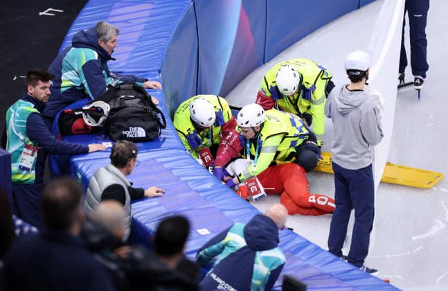 (260220) -- MILAN, Feb. 20, 2026 -- Kamila Sellier of Poland receives treatment during the short track Speed skating, Eisschnelllauf women s 1500m quarterfinal at the Milan-Cortina 2026 Olympic Winter games, Winterspiele,Spiele, Summer games in Milan, Italy, Feb. 20, 2026. ) (MICO2026)ITALY-MILAN-OLYMPIC WINTER GAMES-SHORT TRACK SPEED SKATING-WOMEN S 1500M-QUARTERFINALS ChenxYichen 