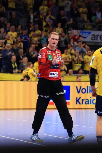 RECORD DATE NOT STATED Szene mit 12; Rhein Neckar Löwen und Joël Willecke (24; TBV Lemgo) Szene mit Torwart und Spieler