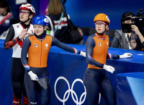 MILAN - Xandra Velzeboer and Suzanne Schulting during the 1500-meter short track Speed skating, Eisschnelllauf semifinals at the Milan Ice Skating Arena at the Milan Winter Olympics. IRIS VAN DEN BROEK ANP xVIxANPxSportx xxANPxIVx 551313437 originalFilename: 551313437.jpg