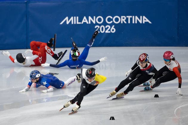 February 20, 2026, Milano, Lombardy, Italy: Kristen Santos-Griswold (1) of the United States, Kamila Sellier (15) of Poland and Arianna Fontana (10) of Italy crash in the Short Track Speed skating, Eisschnelllauf Women 1500m quarterfinals during the 2026 Winter Olympics at the Milano Ice Skating Arena on Friday in Milano. Olympics 2026: Milano Cortina: Short Track Speed Skating Women s  - ZUMAj89_ 20260220_oly_j89_001 Copyright: xPaulxKitagakixJr.x