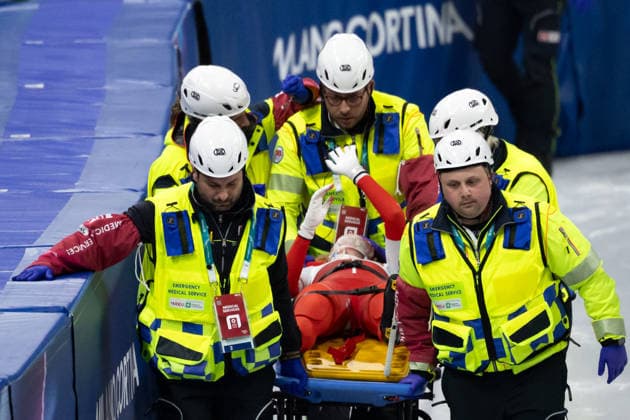 February 20, 2026, Milano, Lombardy, Italy: Kamila Sellier (15) of Poland is injured after a crash with Kristen Santos-Griswold (1) of the United States in the Short Track Speed skating, Eisschnelllauf Women 1500m quarterfinals during the 2026 Winter Olympics at the Milano Ice Skating Arena on Friday in Milano. Olympics 2026: Milano Cortina: Short Track Speed Skating Women s  - ZUMAj89_ 20260220_oly_j89_004 Copyright: xPaulxKitagakixJr.x