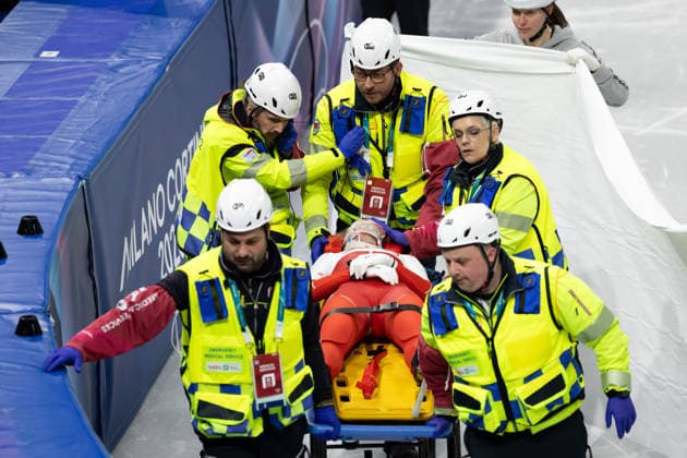 February 20, 2026, Milano, Lombardy, Italy: Kamila Sellier (15) of Poland is injured after a crash with Kristen Santos-Griswold (1) of the United States in the Short Track Speed skating, Eisschnelllauf Women 1500m quarterfinals during the 2026 Winter Olympics at the Milano Ice Skating Arena on Friday in Milano. Olympics 2026: Milano Cortina: Short Track Speed Skating Women s  - ZUMAj89_ 20260220_oly_j89_008 Copyright: xPaulxKitagakixJr.x