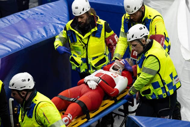 February 20, 2026, Milano, Lombardy, Italy: Kamila Sellier (15) of Poland is injured after a crash with Kristen Santos-Griswold (1) of the United States in the Short Track Speed skating, Eisschnelllauf Women 1500m quarterfinals during the 2026 Winter Olympics at the Milano Ice Skating Arena on Friday in Milano. Olympics 2026: Milano Cortina: Short Track Speed Skating Women s  - ZUMAj89_ 20260220_oly_j89_009 Copyright: xPaulxKitagakixJr.x