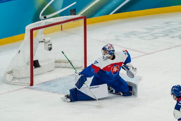 February 20, 2026, Milan, Lombardy, Italy: Dylan Larkin 21 of Team United States scores a goal against Team Slovakia in the Mens Team USA Vs Team Slovakia Play-offs Semifinals game at the Milano Santagiulia Ice hockey, Eishockey Arena in MILAN, Italy during the 2026 Milano Cortina Winter Olympics. Olympics 2026: Milano Cortina: Ice Hockey Mens: Dylan Larkin  - ZUMAa161 20260220_oly_a161_052 Copyright: xWalterxG.xArcex