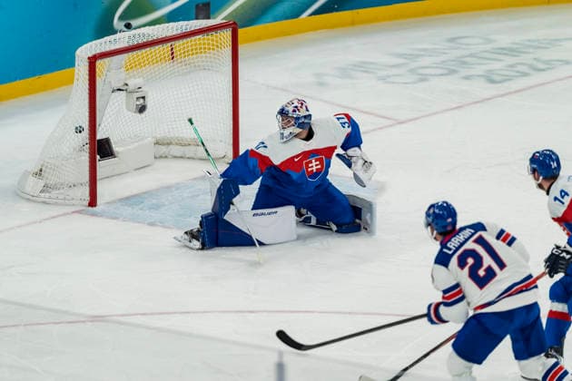 February 20, 2026, Milan, Lombardy, Italy: Dylan Larkin 21 of Team United States scores a goal against Team Slovakia in the Mens Team USA Vs Team Slovakia Play-offs Semifinals game at the Milano Santagiulia Ice hockey, Eishockey Arena in MILAN, Italy during the 2026 Milano Cortina Winter Olympics. Olympics 2026: Milano Cortina: Ice Hockey Mens: Dylan Larkin  - ZUMAa161 20260220_oly_a161_053 Copyright: xWalterxG.xArcex