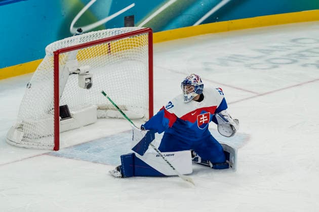 February 20, 2026, Milan, Lombardy, Italy: Dylan Larkin 21 of Team United States scores a goal against Team Slovakia in the Mens Team USA Vs Team Slovakia Play-offs Semifinals game at the Milano Santagiulia Ice hockey, Eishockey Arena in MILAN, Italy during the 2026 Milano Cortina Winter Olympics. Olympics 2026: Milano Cortina: Ice Hockey Mens: Dylan Larkin  - ZUMAa161 20260220_oly_a161_054 Copyright: xWalterxG.xArcex