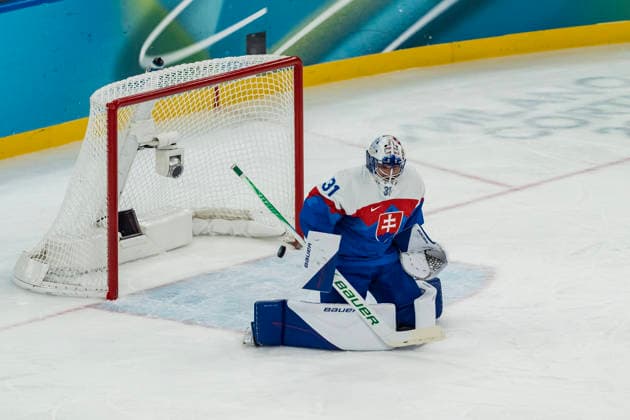 February 20, 2026, Milan, Lombardy, Italy: Dylan Larkin 21 of Team United States scores a goal against Team Slovakia in the Mens Team USA Vs Team Slovakia Play-offs Semifinals game at the Milano Santagiulia Ice hockey, Eishockey Arena in MILAN, Italy during the 2026 Milano Cortina Winter Olympics. Olympics 2026: Milano Cortina: Ice Hockey Mens: Dylan Larkin  - ZUMAa161 20260220_oly_a161_055 Copyright: xWalterxG.xArcex
