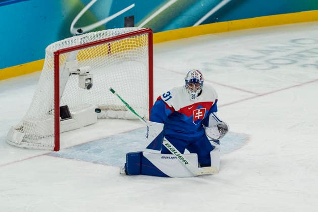February 20, 2026, Milan, Lombardy, Italy: Dylan Larkin 21 of Team United States scores a goal against Team Slovakia in the Mens Team USA Vs Team Slovakia Play-offs Semifinals game at the Milano Santagiulia Ice hockey, Eishockey Arena in MILAN, Italy during the 2026 Milano Cortina Winter Olympics. Olympics 2026: Milano Cortina: Ice Hockey Mens: Dylan Larkin  - ZUMAa161 20260220_oly_a161_056 Copyright: xWalterxG.xArcex