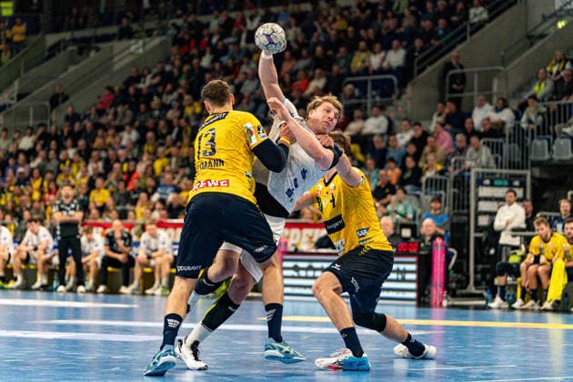20.02.2026, xdaymx, Handball Daikin HBL, Rhein Neckar Loewen - TBV Lemgo Lippe Lukas Hutecek beim Torwurf gegen die Verteidigung der RNL (DFL DFB REGULATIONS PROHIBIT ANY USE OF PHOTOGRAPHS as IMAGE SEQUENCES and or QUASI-VIDEO) Mannheim