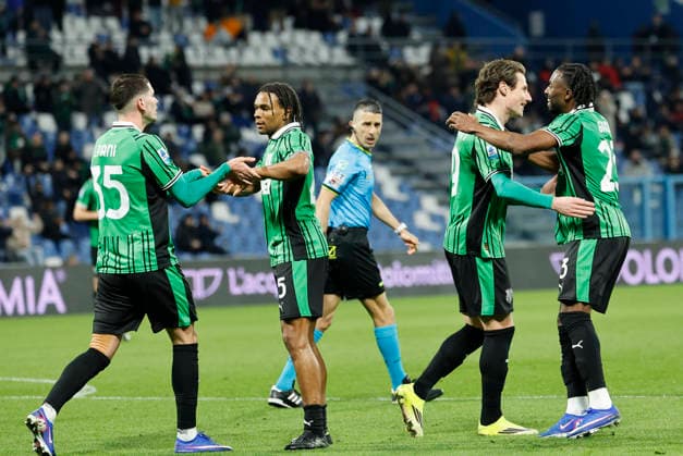February 20, 2026, Reggio Emilia, REGGIO EMILIA: Sassuolo s Andrea Pinamonti jubilates with his teammates after scoring the goal during the Italian Serie A soccer match US Sassuolo vs Hellas Verona FC at Mapei Stadium in Reggio Emilia, Italy, 20 February 2026. ANSA ELISABETTA BARACCHI. Soccer: Serie A ; Sassuolo - Hellas Verona  - ZUMAa110 20260220_zaf_a110_014 Copyright: xElisabettaxBaracchix