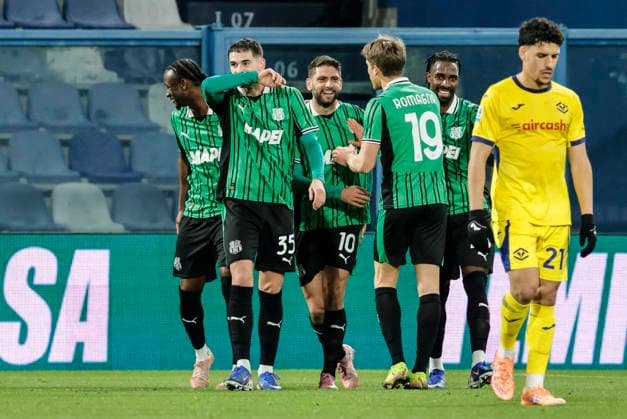 February 20, 2026, Reggio Emilia, REGGIO EMILIA: Sassuolo s Domenico Berardi jubilates with his teammates after scoring the goal during the Italian Serie A soccer match US Sassuolo vs Hellas Verona FC at Mapei Stadium in Reggio Emilia, Italy, 20 February 2026. ANSA ELISABETTA BARACCHI. Soccer: Serie A ; Sassuolo - Hellas Verona  - ZUMAa110 20260220_zaf_a110_015 Copyright: xElisabettaxBaracchix