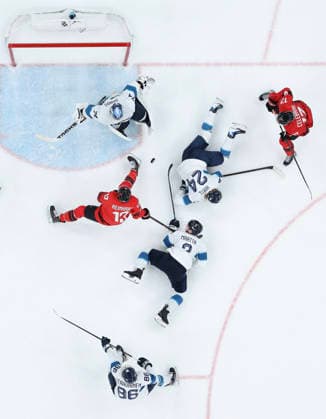 (260220) -- MILAN, Feb. 20, 2026 -- Sam Reinhart of Canada vies with players of Finland during the Ice hockey, Eishockey men s play-offs semifinal match between Canada and Finland at the Milan-Cortina 2026 Olympic Winter games, Winterspiele,Spiele, Summer games in Milan, Italy, Feb. 20, 2026. ) (MICO2026)ITALY-MILAN-OLYMPIC WINTER GAMES-ICE HOCKEY-MEN-PLAY-OFFS SEMIFINALS-CAN VS FIN ZhangxHaofu 