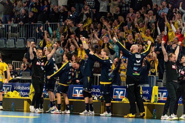 20.02.2026, xdaymx, Handball Daikin HBL, Rhein Neckar Loewen - TBV Lemgo Ersatzbank und Trainer der Rhein-Neckar Löwen jubeln ausgelassen am Seitenrand nach Führung (DFL DFB REGULATIONS PROHIBIT ANY USE OF PHOTOGRAPHS as IMAGE SEQUENCES and or QUASI-VIDEO) Mannheim