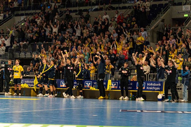 20.02.2026, xdaymx, Handball Daikin HBL, Rhein Neckar Loewen - TBV Lemgo Ersatzbank und Trainer der Rhein-Neckar Löwen jubeln ausgelassen am Seitenrand nach Führung (DFL DFB REGULATIONS PROHIBIT ANY USE OF PHOTOGRAPHS as IMAGE SEQUENCES and or QUASI-VIDEO) Mannheim