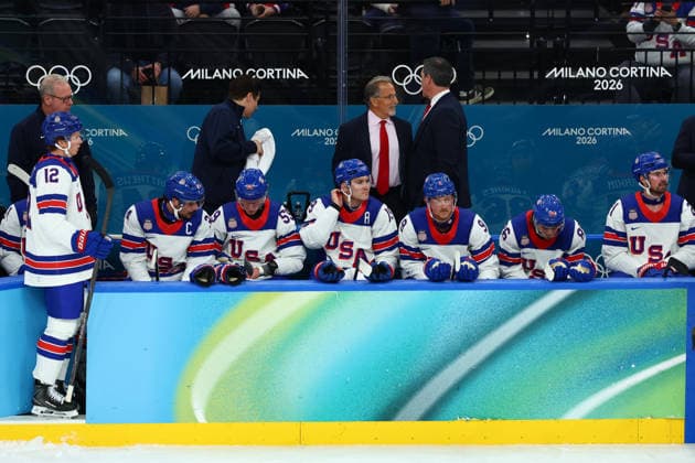 February 20, 2026, Milan, Lombardy, Italy: TEAM USA PLAYERS and headcoach MIKE SULLIVAN during the Semifinal game between Team United States (USA) and Team Slovakia (SVK) at the Milano Cortina 2026 Olympic Games, Olympische Spiele, Olympia, OS Olympics 2026: Milano Cortina: Ice hockey, Eishockey Men s Semifinal: USA:SVK  - ZUMAc179 20260220_oly_c179_147 Copyright: xMickaelxChavetx