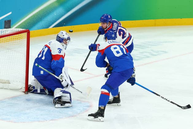 February 20, 2026, Milan, Lombardy, Italy: MITCH LARKIN of USA shoots during the Semifinal game between Team United States (USA) and Team Slovakia (SVK) at the Milano Cortina 2026 Olympic Games, Olympische Spiele, Olympia, OS Olympics 2026: Milano Cortina: Ice hockey, Eishockey Men s Semifinal: USA:SVK  - ZUMAc179 20260220_oly_c179_154 Copyright: xMickaelxChavetx