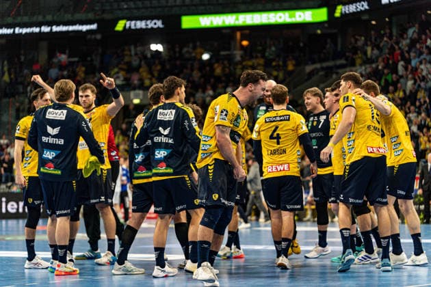 20.02.2026, xdaymx, Handball Daikin HBL, Rhein Neckar Loewen - TBV Lemgo Lippe Dani Baijens jubelt ausgelassen den Sieg gegen Lemgo Lippe mit der Mannschaft (DFL DFB REGULATIONS PROHIBIT ANY USE OF PHOTOGRAPHS as IMAGE SEQUENCES and or QUASI-VIDEO) Mannheim