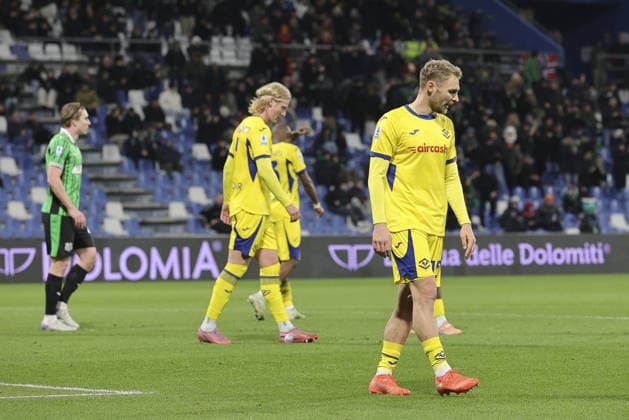 Hellas Veorna players expresses disappointment after Andrea Pinamonti of US Sassuolo goal during US Sassuolo vs Hellas Verona, 26Â° Serie A Enilive 2025-26 game at Mapei stadium - Citta del Tricolore in Reggio nell Emilia (RE), Italy, on February 20, 2026.  Copyright: xDavidexCasentini IPAxSportx xipa-agency.netx xx IPA_71793351 IPA_Agency_IPA71793351