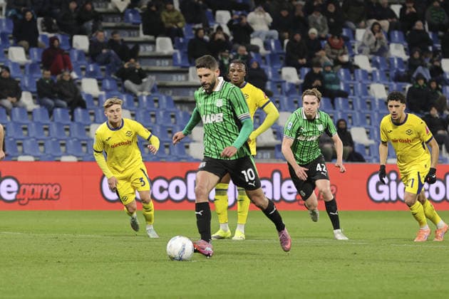 Domenico Berardi of US Sassuolo kick penalty during US Sassuolo vs Hellas Verona, 26Â° Serie A Enilive 2025-26 game at Mapei stadium - Citta del Tricolore in Reggio nell Emilia (RE), Italy, on February 20, 2026.  Copyright: xDavidexCasentini IPAxSportx xipa-agency.netx xx IPA_71793346 IPA_Agency_IPA71793346