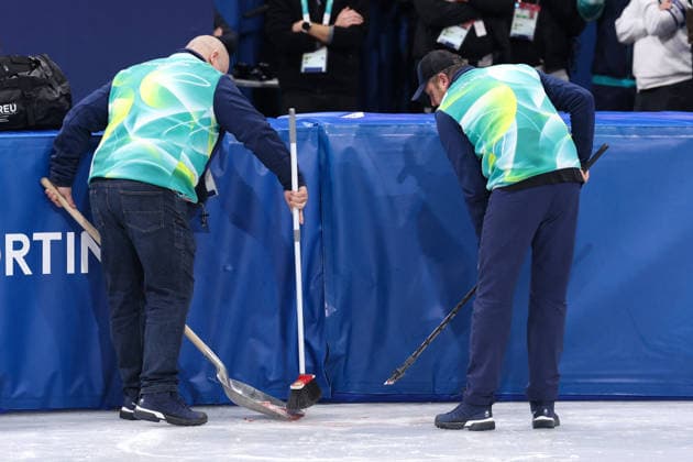Winter Olympics - Kamila Sellier-Stormowska Violent Crash At Short Track Speed skating, Eisschnelllauf Women s 1500m Workers are seen cleaning up blood on the ice following the crash and eye injury of Kamila Sellier-Stormowska of Poland during the Short Track Speed Skating Women s 1500m Quarterfinals on day fourteen of the Milano Cortina 2026 Winter Olympics at Milano Speed Skating Stadium on February 20, 2026 in Milan, Italy. Photo by Alexis Jumeau ABACAPRESS.COM Milan Italy  Copyright: xJumeauxAlexis ABACAx