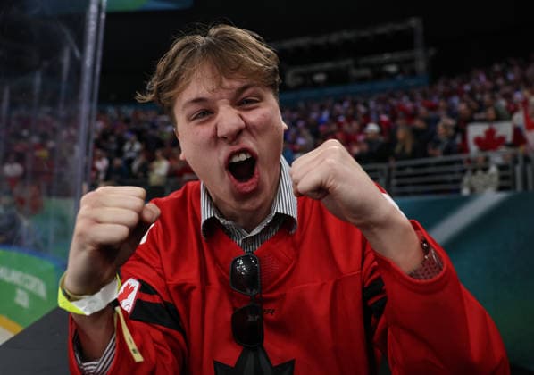 (260220) -- MILAN, Feb. 20, 2026 -- A spectator celebrates the winning of Team Canada after the Ice hockey, Eishockey men s play-offs semifinal match between Canada and Finland at the Milan-Cortina 2026 Olympic Winter games, Winterspiele,Spiele, Summer games in Milan, Italy, Feb. 20, 2026. ) (MICO2026)ITALY-MILAN-OLYMPIC WINTER GAMES-ICE HOCKEY-MEN-PLAY-OFFS SEMIFINALS-CAN VS FIN WangxKaiyan 