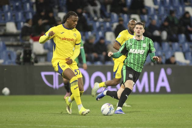 Armel Bella-Kotchap of Hellas Verona FC competes for the ball with Luca Lipani of US Sassuolo during US Sassuolo vs Hellas Verona, 26Â° Serie A Enilive 2025-26 game at Mapei stadium - Citta del Tricolore in Reggio nell Emilia (RE), Italy, on February 20, 2026.  Copyright: xDavidexCasentini IPAxSportx xipa-agency.netx xx IPA_71790527 IPA_Agency_IPA71790527