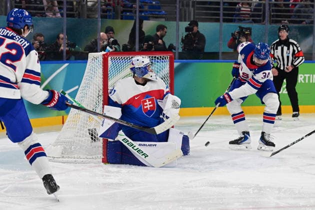 XXV Winter Olympic Games, Olympische Spiele, Olympia, OS in Milan, Italy, on February 20, 2026. Men s Ice hockey, Eishockey semifinal, USA vs Slovakia. Goalkeeper Samuel Hlavaj of Slovakia, center, and Auston Matthews of USA, right. (CTKxPhoto MichalxKamaryt) CTKPhotoP2026022011033  CTKPhotoP2026022011033