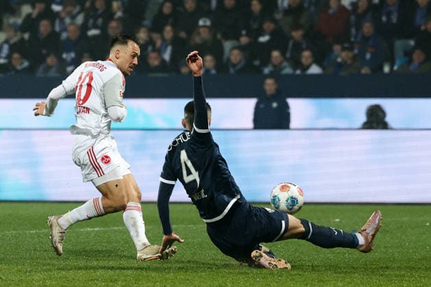 Bochum, Germany, 20.02.26, Julian Justvan (1.FC Nuernberg) und Erhan Masovic (VfL Bochum) im Zweikampf während des Spiels der 2. Bundesliga zwischen VfL 1848 Bochum - 1. FC Nuernberg im Vonovia Ruhrstadion in Bochum. (Photo by Joachim Bywaletz) DFB DFL REGULATIONS PROHIBIT ANY USE OF PHOTOGRAPHS AS IMAGE SEQUENCES AND OR QUASI-VIDEO.