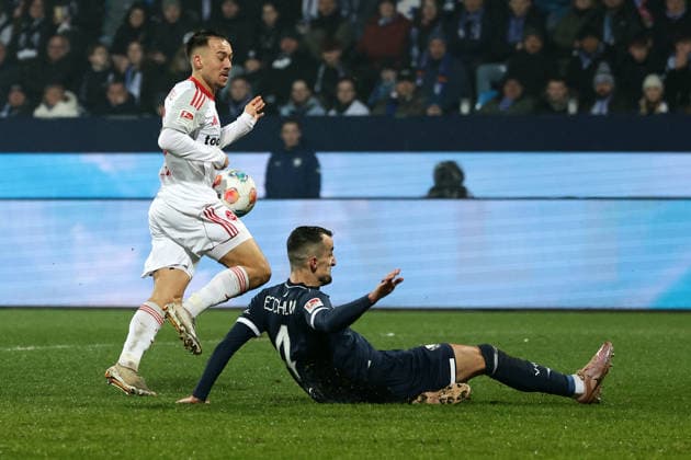 Bochum, Germany, 20.02.26, Julian Justvan (1.FC Nuernberg) und Erhan Masovic (VfL Bochum) im Zweikampf während des Spiels der 2. Bundesliga zwischen VfL 1848 Bochum - 1. FC Nuernberg im Vonovia Ruhrstadion in Bochum. (Photo by Joachim Bywaletz) DFB DFL REGULATIONS PROHIBIT ANY USE OF PHOTOGRAPHS AS IMAGE SEQUENCES AND OR QUASI-VIDEO.