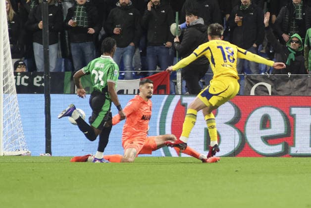 CALCIO - Serie A - US Sassuolo vs Hellas Verona FC Arijanet Muric of US Sassuolo. makes a save on Kieron Bowie of Hellas Verona FC kick during US Sassuolo vs Hellas Verona, 26Â° Serie A Enilive 2025-26 game at Mapei stadium - Citta del Tricolore in Reggio nell Emilia (RE), Italy, on February 20, 2026. Reggio Emilia Italy  Copyright: xIPAxSport ABACAx