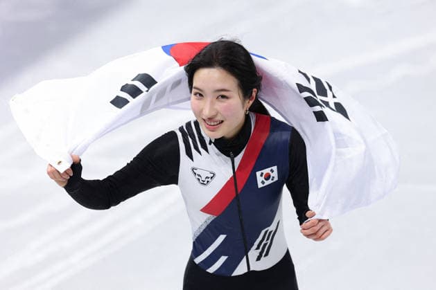 Winter Olympics - Kim Gil-li Wins Gold At Short Track Speed skating, Eisschnelllauf Women s 1500m Gold medalist Kim Gil-li of Team Republic of Korea celebrates with a South Korea flag after winning gold at the Short Track Speed Skating Women s 1500m on day fourteen of the Milano Cortina 2026 Winter Olympic Games, Olympische Spiele, Olympia, OS at Milano Ice Skating Arena on February 20, 2026 in Milan, Italy. Photo by Alexis Jumeau ABACAPRESS.COM Milan Italy  Copyright: xJumeauxAlexis ABACAx