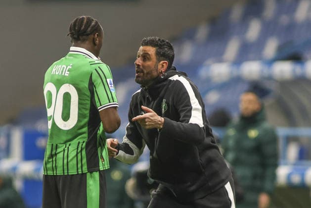 Fabio Grosso Head Coach of US Sassuolo speaks to Ismael Kone of US Sassuolo during US Sassuolo vs Hellas Verona, 26Â° Serie A Enilive 2025-26 game at Mapei stadium - Citta del Tricolore in Reggio nell Emilia (RE), Italy, on February 20, 2026.  Copyright: xDavidexCasentini IPAxSportx xipa-agency.netx xx IPA_71794760 IPA_Agency_IPA71794760