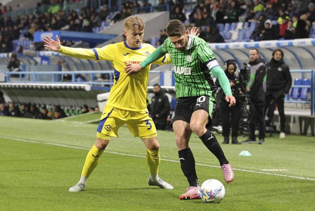 Domenico Berardi of US Sassuolo battle for the ball with Martin Frese of Hellas Verona FC during US Sassuolo vs Hellas Verona, 26Â° Serie A Enilive 2025-26 game at Mapei stadium - Citta del Tricolore in Reggio nell Emilia (RE), Italy, on February 20, 2026.  Copyright: xDavidexCasentini IPAxSportx xipa-agency.netx xx IPA_71794790 IPA_Agency_IPA71794790