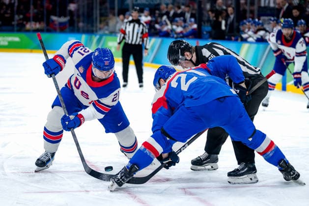 OLYMPICS - Winter Olympic Games, Olympische Spiele, Olympia, OS Milano Cortina 2026 MILAN,ITALY,20.FEB.26 - OLYMPICS, Ice hockey, Eishockey - Winter Olympic Games Milano Cortina 2026, semifinal, USA vs Slovakia, men. Image shows Dylan Larkin (USA), Adam Ruzicka (SVK) and referee Onni Hautamaki.  GEPAxpictures xMatthiasxTrinkl