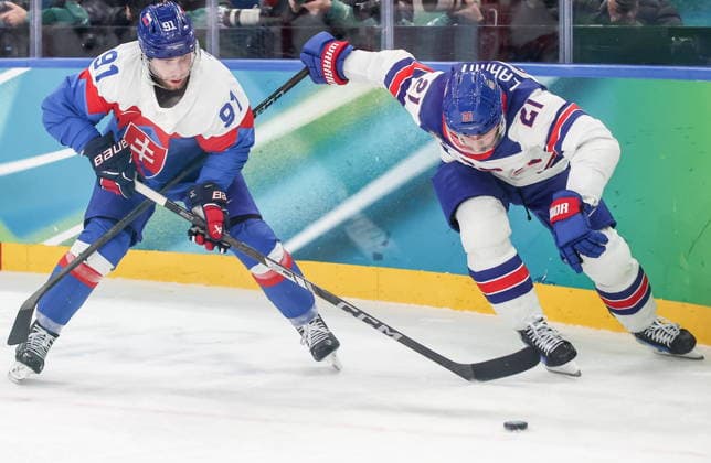 ITALY, MILAN - FEBRUARY 20, 2026: Slovakia s Matus Sukel (L) and United States Dylan Larkin are in action in their men™s Ice hockey, Eishockey play-off semifinal match at the Milano Santagiulia Ice Hockey Arena, as part of the 2026 Winter Olympic Games, Olympische Spiele, Olympia, OS 2026 Winter Olympics: Men s Semi-Final Ice Hockey Match, USA - Slovakia  - ZUMAt113 20260220_zaa_t113_344 Copyright: xPeterxKovalevx