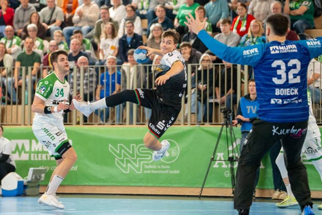 Handball I Herren I Saison 2025-2026 I 2. Bundesliga I 20. Spieltag I HC Oppenweiler Backnang - TUSEM Essen I 20.02.2026 Nils Homscheid (15, TUSEM Essen) im Wurf, links in der Abwehr Lukas Rauh (34, HC Oppenweiler Backnang) Backnang Murrtal Arena Baden-Württemberg Deutschland Copyright: xLobeca MaxxPetershansx