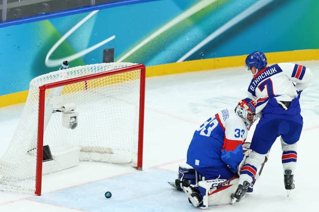 February 20, 2026, Milan, Lombardy, Italy: BRADY TKACHUK 7 of USA scores his side s sixth goal in the Semifinal game between Team United States (USA) and Team Slovakia (SVK) at the Milano Cortina 2026 Olympic Games, Olympische Spiele, Olympia, OS Olympics 2026: Milano Cortina: Ice hockey, Eishockey Men s Semifinal: USA:SVK  - ZUMAc179 20260220_oly_c179_191 Copyright: xMickaelxChavetx