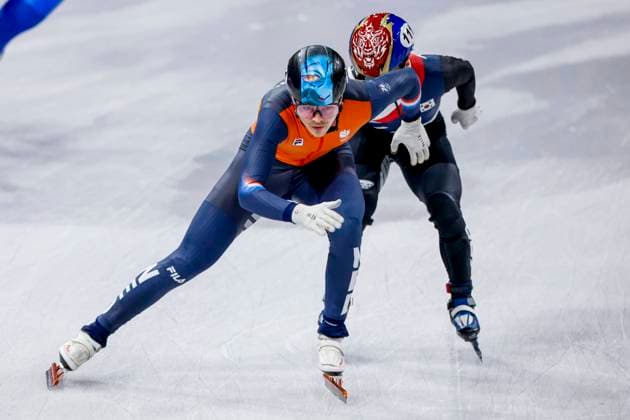 Melle van t Wout of the Netherlands and Jeongmin Lee of Republic of Korea Men s 5000m Relay Finals, Milano Cortina 2026 Winter Olympics: Day 14, Short Track Speed skating, Eisschnelllauf - Milano Cortina 2026 Winter Olympics: Day 14, Milano Speed Skating Stadium, February 20, 2026, Milan, Italy.